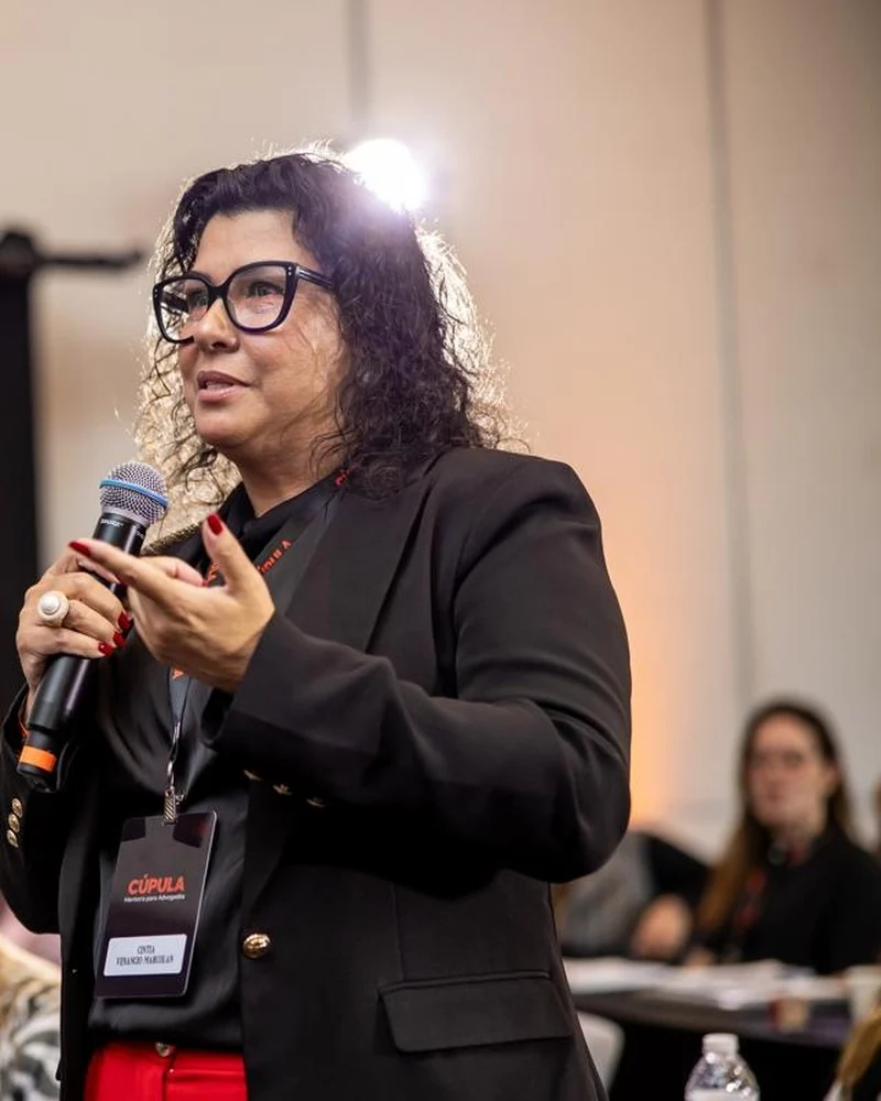 Cintia Venancio Marcolan no escritório