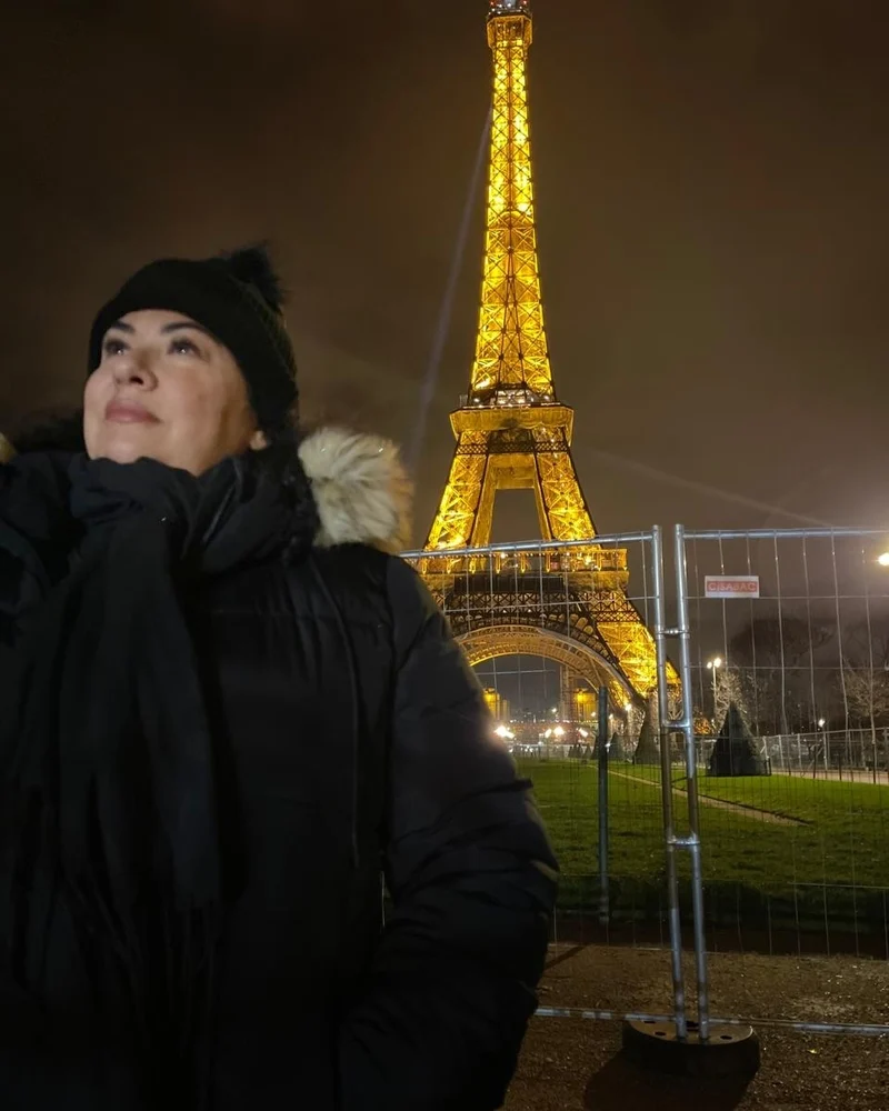 Cintia Venancio Marcolan diante da Torre Eiffel, em Paris